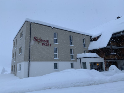 Die Holzverkleidung entspricht dem Charakter des Hotels