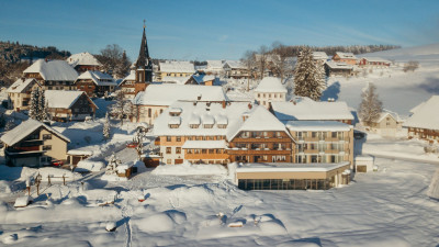 Das fertiggestellte Hotel im Vordergrund, dahinter das Dörfchen Waldau