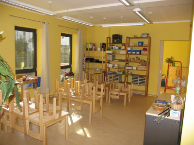 Farbenfrohe Gestaltung und praktische Einrichtung zum Wohlfühlen